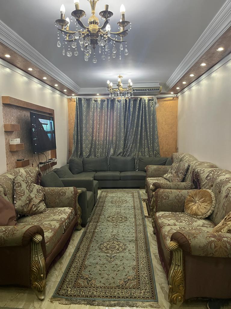 10 الرشيدى 🌟 وحدة سكنية مميزة بمساحة رائعة في قلب المندرة 🌟 📍 الموقع: المندرة – شارع الملك حفني الرئيسى 📐 المساحة: 145 متر 🏢 الدور: 10 🛏 التقسيم الداخلي: 3 غرف – ريسبشن – مطبخ – 2 حمام 🏗 سنة البناء: 2010 ⚡ المرافق والخدمات: الوحدة كاملة العدادات وا