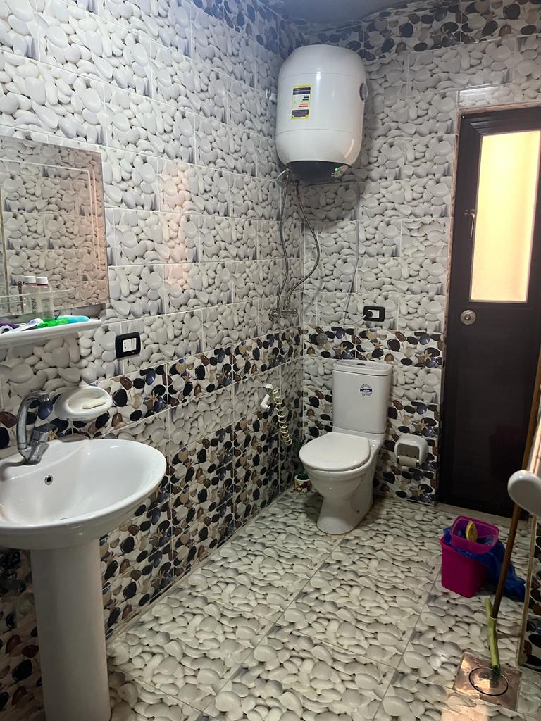 10 الرشيدى 🌟 وحدة سكنية مميزة بمساحة رائعة في قلب المندرة 🌟 📍 الموقع: المندرة – شارع الملك حفني الرئيسى 📐 المساحة: 145 متر 🏢 الدور: 10 🛏 التقسيم الداخلي: 3 غرف – ريسبشن – مطبخ – 2 حمام 🏗 سنة البناء: 2010 ⚡ المرافق والخدمات: الوحدة كاملة العدادات وا