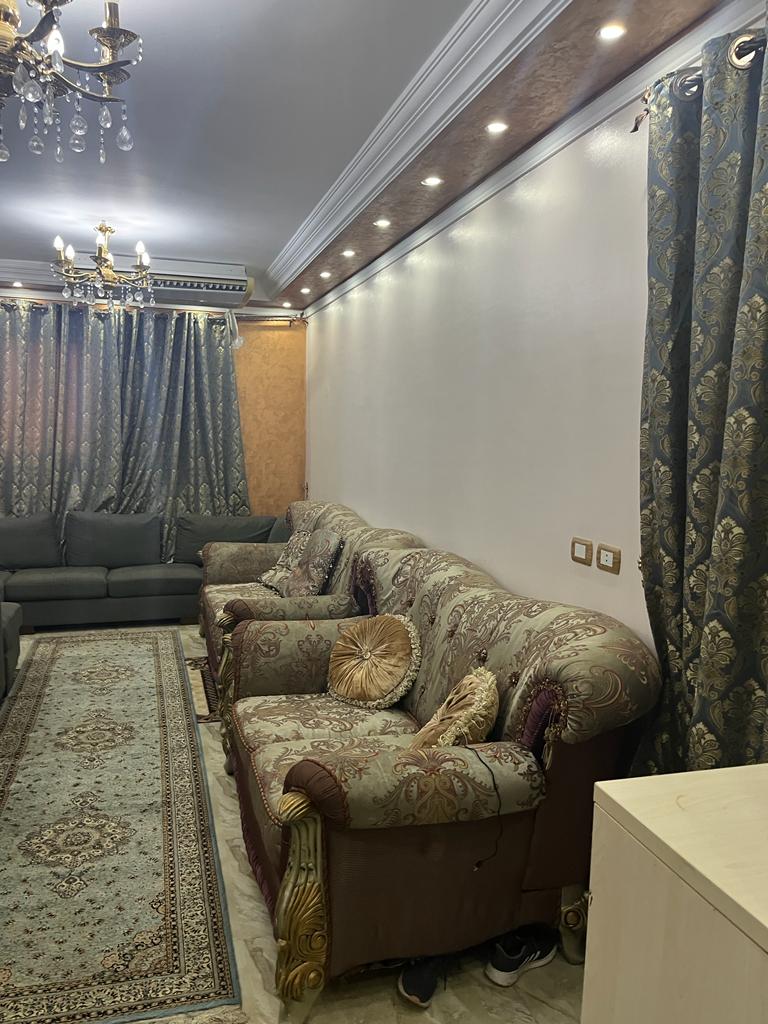 10 الرشيدى 🌟 وحدة سكنية مميزة بمساحة رائعة في قلب المندرة 🌟 📍 الموقع: المندرة – شارع الملك حفني الرئيسى 📐 المساحة: 145 متر 🏢 الدور: 10 🛏 التقسيم الداخلي: 3 غرف – ريسبشن – مطبخ – 2 حمام 🏗 سنة البناء: 2010 ⚡ المرافق والخدمات: الوحدة كاملة العدادات وا