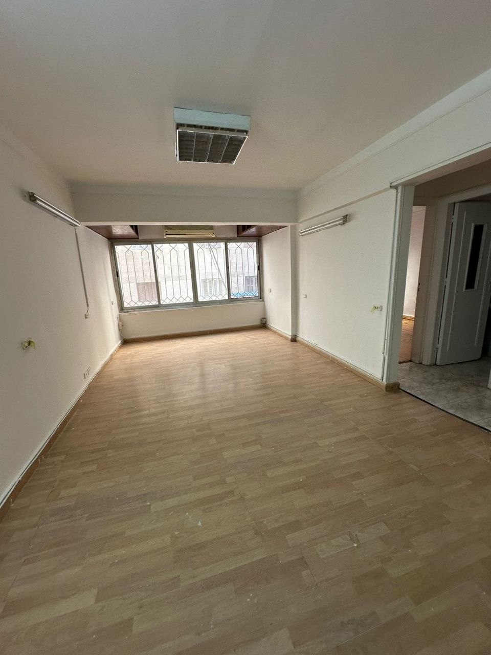 شقه متميزه تصلح سكني او عياده فى شارع تجارى راقى